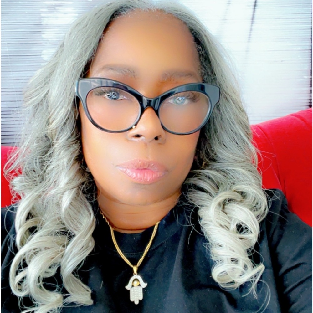 Meet your Posher, Adrianne